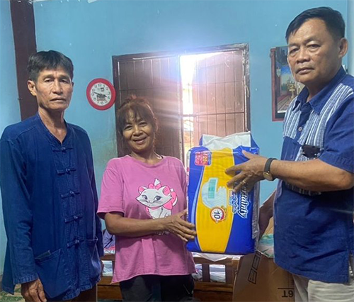 ดำเนินการนำผ้าอ้อมสำเร็จรูปมามอบให้แก่ผู้ป่วยติดเตียงและผู้พิการ